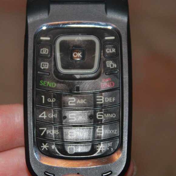 LG 440G TracFone Flip Phone Black - Picture 6 of 6